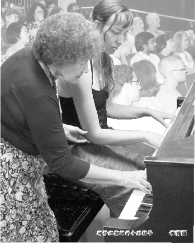 研修班期间的个别辅导 李萍摄