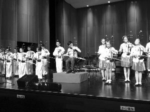 二胡名家邓建栋和学生们一起演出