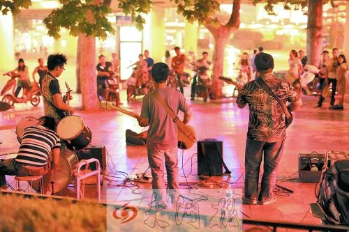 为坚持现场感，&ldquo;极限&rdquo;乐队的演奏乐器要用电动车的电瓶供电。