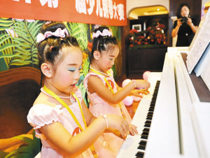 用钢琴弹奏快乐的暑假