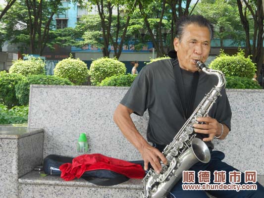 桂畔海江边，萨克斯乐手的幸福人生