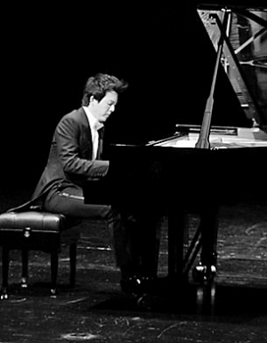 李云迪在演奏。