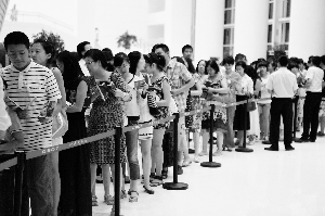 热情的观众在排队等待李云迪签名。本报记者 党运 摄