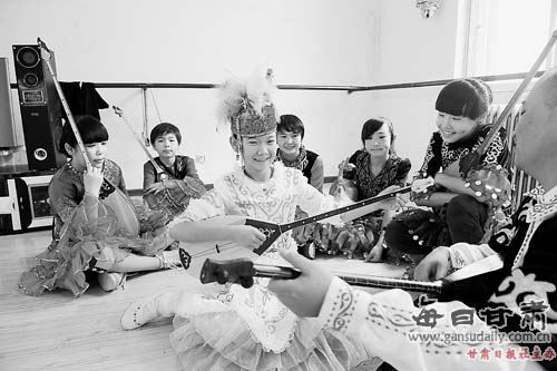 阿克塞哈萨克族小学生利用假期学习冬不拉弹唱