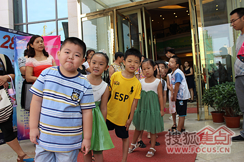 钢琴大赛现场孩子们天真无邪的笑脸