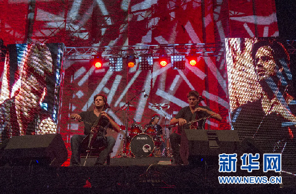 新华网萨格勒布8月19日电(记者薛群)仲夏夜,克罗地亚古城扎达尔建于中世纪的圣多纳特圆形教堂广场,克罗地亚著名大提琴二人组“双琴”在此举办夏季国内巡回音乐会。