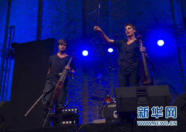 新华网萨格勒布8月19日电(记者薛群)仲夏夜,克罗地亚古城扎达尔建于中世纪的圣多纳特圆形教堂广场,克罗地亚著名大提琴二人组“双琴”在此举办夏季国内巡回音乐会。