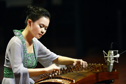 2013卓凡歆古筝音乐会在万宁市举行