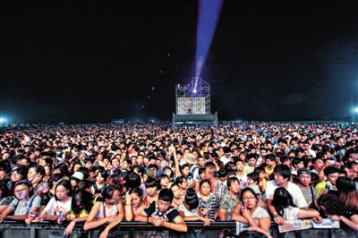 入夜后，长阳音乐节的众多乐迷在演出间隙等待着下一位歌手出场，等待着激情再次点燃。