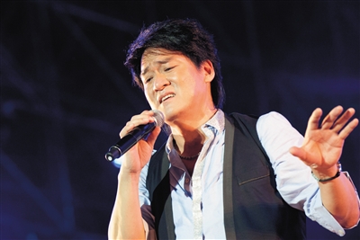 歌手周华健在长阳音乐节的舞台上深情献唱。