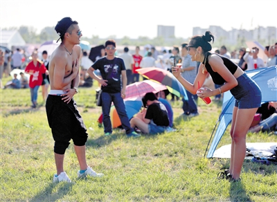 除了音乐本身，长阳音乐节也成为了时尚年轻人的聚会。