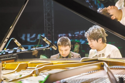 珠海男孩曦曦与郎朗一起表演四手联弹