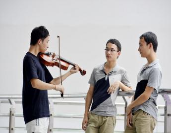 成都电子科技大学学习的三胞胎兄弟