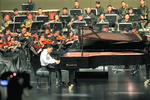 豫籍学子组成的乐团登上河南艺术中心大剧院