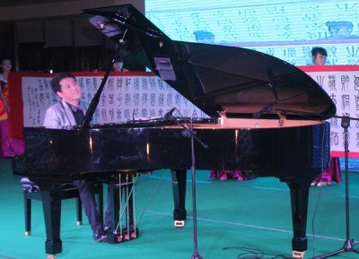 钢琴家汪洋现身昌黎 用音乐推广葡萄酒文化