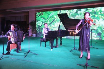 钢琴家汪洋现身昌黎 用音乐推广葡萄酒文化