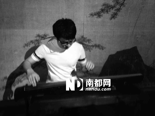 <p>&nbsp;&nbsp;&nbsp;&nbsp;一位观众现场参与互动。&nbsp;周正阳　摄</p>