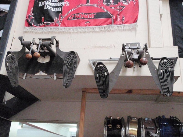 哪个摇滚乐队首次把双踩带进摇滚乐中？又是谁发扬的？