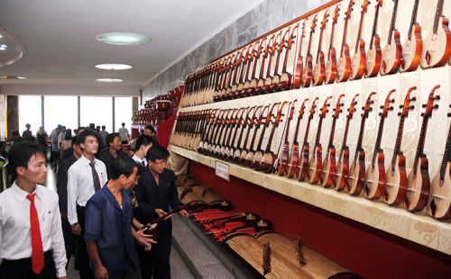 第7届平壤乐器展览会开幕 共展出超90种乐器(图)
