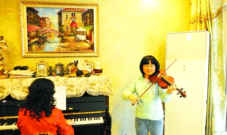昨日，渝北区，张敬知在妈妈的伴奏下练琴。 首席记者 钟志兵 摄