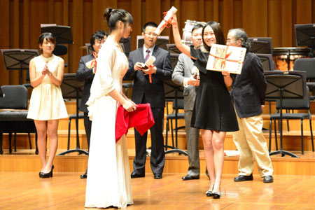 平谷区选手常虹领取小提琴最年轻决赛者奖