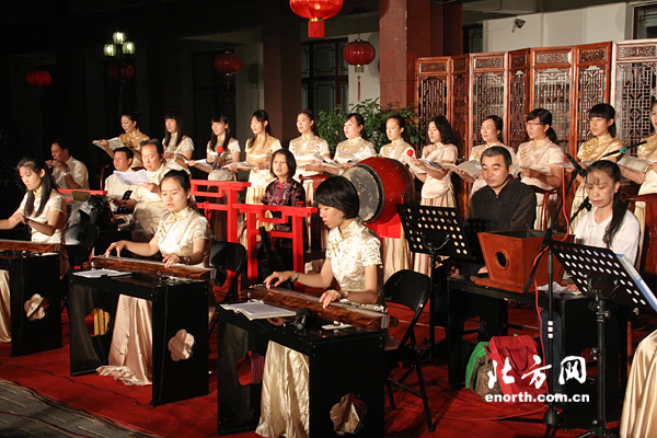 西沽公园古乐悠扬 奏“八音”乐器 吟诗经楚辞