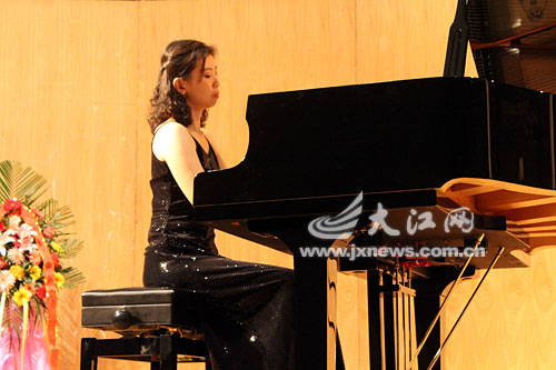 德国华裔钢琴家献奏江西钢琴艺术节