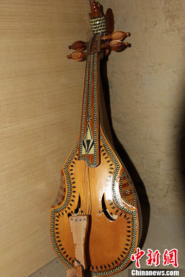 中国新疆民间手工乐器制作第一村复古乐器馆