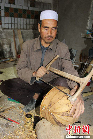 新疆新和县民族手工制作乐器展馆