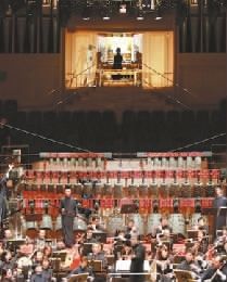  楼上的管风琴与编钟合奏《盛世华章》