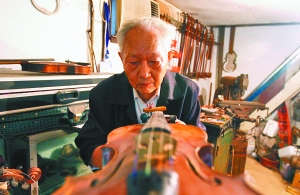 都市琴师：70岁考小提琴十级一次过关