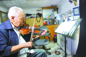 都市琴师：70岁考小提琴十级一次过关