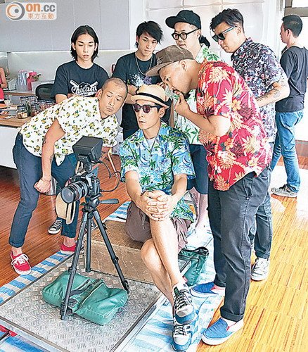 吴彦祖担任乐队廿四味MV导演 客串出演苦练乐器