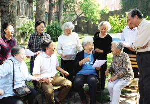 王莘的夫人王惠芬和儿子王斌与大家一起做演出策划