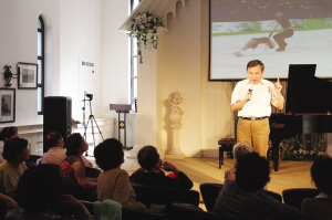 俱乐部主任王斌给大家讲课