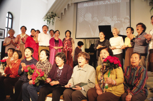 俱乐部的团员们一起合唱《歌唱祖国》