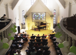 钢琴奏鸣生日歌琴友齐唱祖国颂(图)