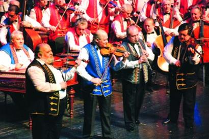 failed: “百人提琴”奏响异域风情