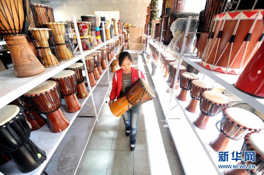 （经济）（3）河北霸州巧手农民制作西洋乐器远销海外