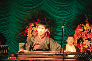 李悦在弹奏古琴