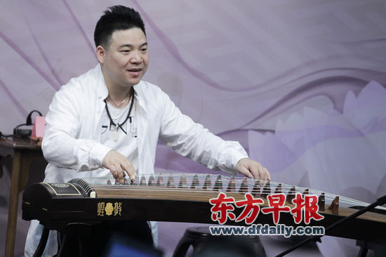 王中山在讲座上用实际弹奏给观众讲解古筝的流派。早报记者