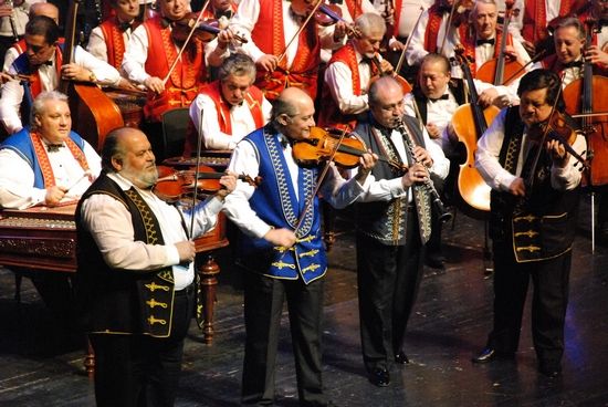 匈牙利布达佩斯吉卜赛交响乐团是&ldquo;全球规模最大的专业吉卜赛音乐演奏团体&rdquo;。