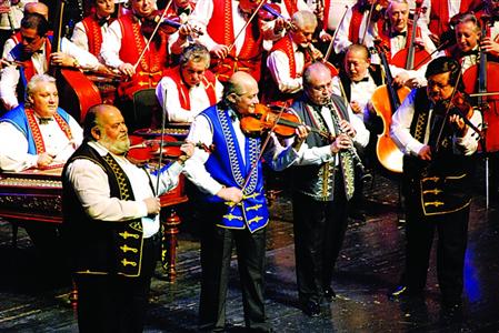 布达佩斯吉普赛交响乐团演出现场。 资料