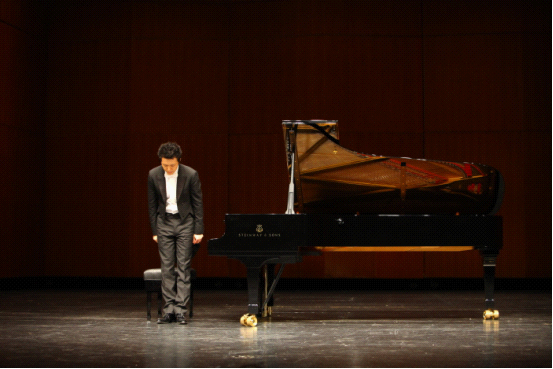 李云迪青城奏响钢琴梦 极致魅力造梦草原