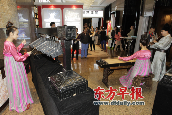 河南博物馆华夏古乐团的演奏家们身着古代服饰演奏古乐。早报记者 高剑平 图