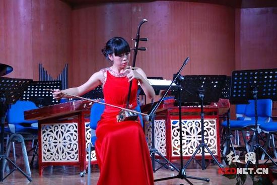 （陈梓劼演奏《山村小景》）