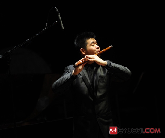 大踏步地走在洒满阳光的音乐路上笛坛新秀吴