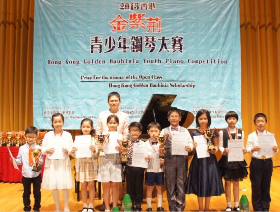 金紫荆音乐基金会主席、评审廖明飞老师与选手合影