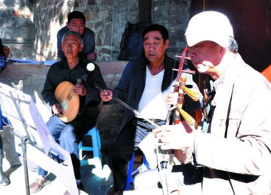 承德市民自发组织乐器演奏团