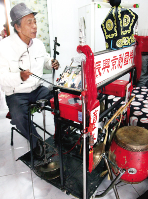 盲人变忙人 一人一乐队 手脚并用同时奏9种乐器